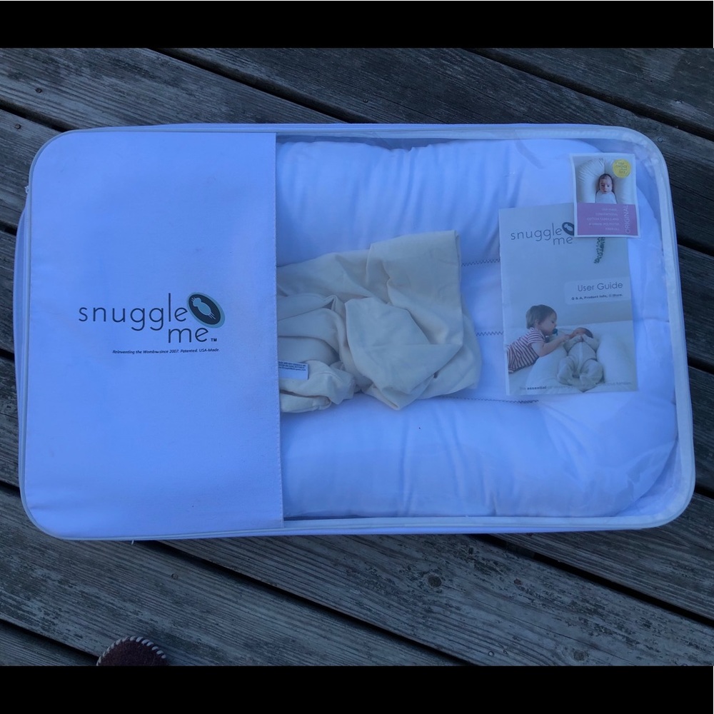Snuggle me organic with cream cover